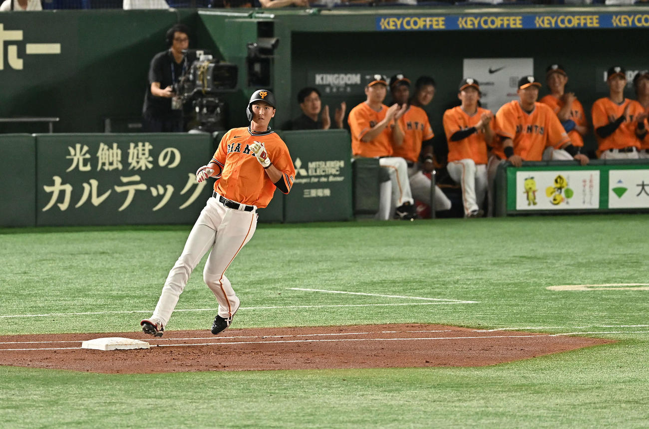巨人対中日　1回裏巨人1死、左前打を放った秋広（撮影・滝沢徹郎）