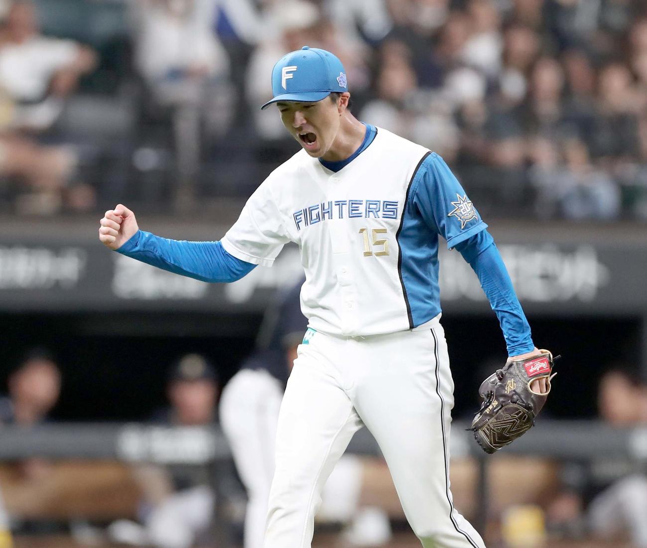日本ハム対オリックス　7回表オリックス1死一、二塁、広岡を併殺に取り叫ぶ上沢（撮影・黒川智章）