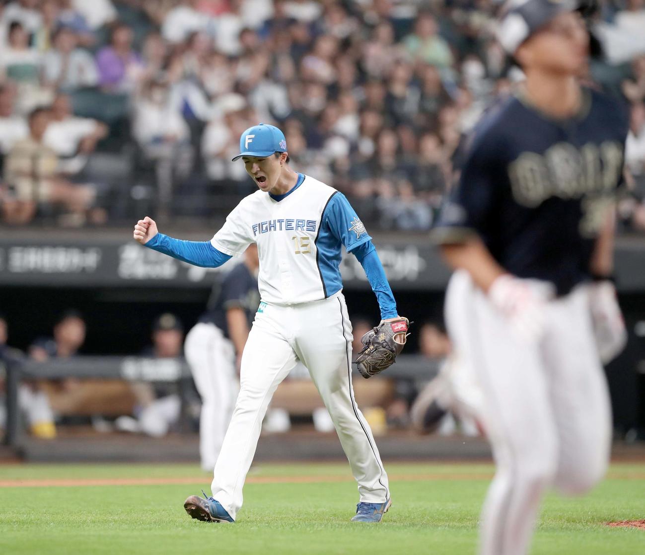日本ハム対オリックス　7回表オリックス1死一、二塁、広岡を併殺に取り叫ぶ上沢（撮影・黒川智章）