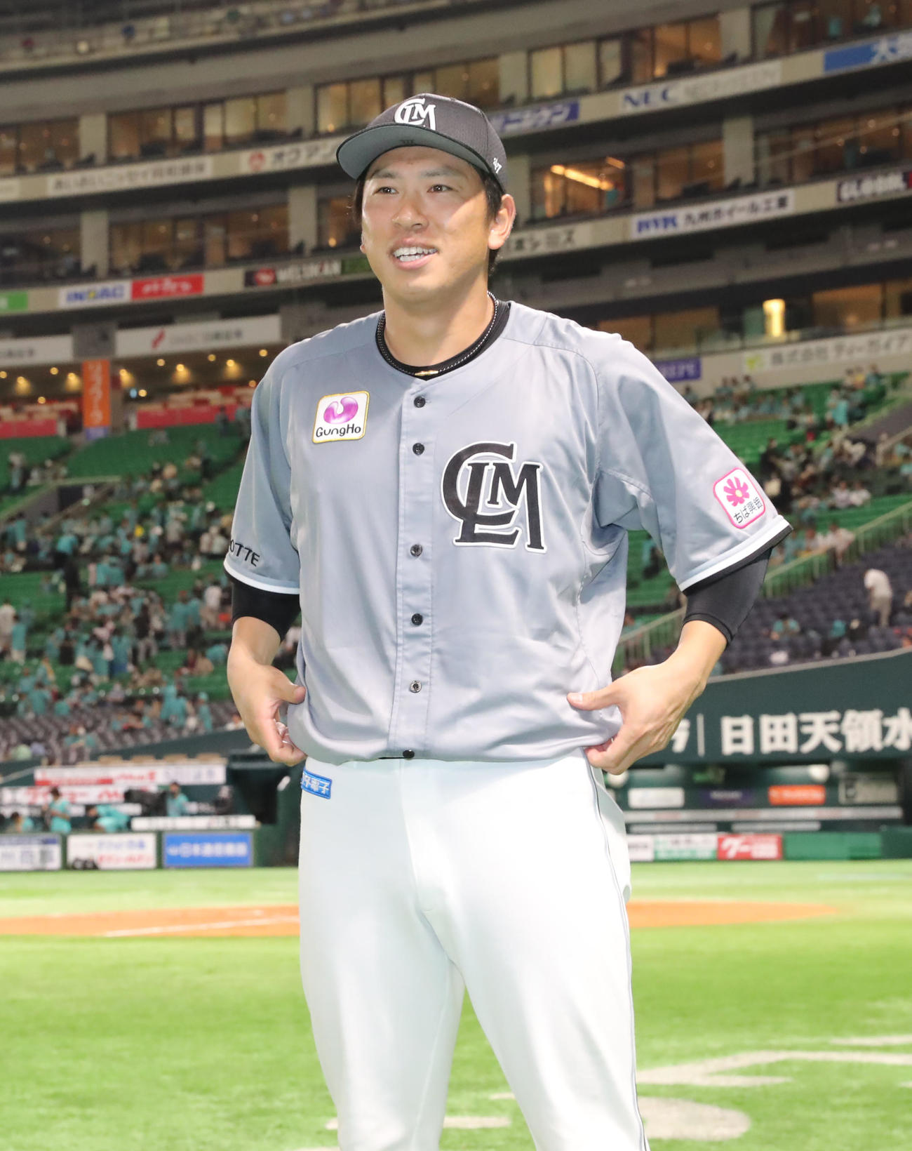 ヒーローになった角中は笑顔を見せる（撮影・冨田成美）