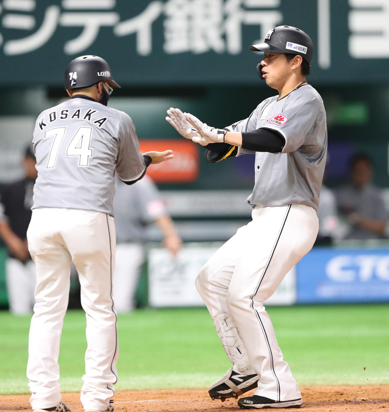 ソフトバンク対ロッテ　4回表ロッテ1死一、二塁、角中は右越えに3点本塁打を放つ（撮影・梅根麻紀）