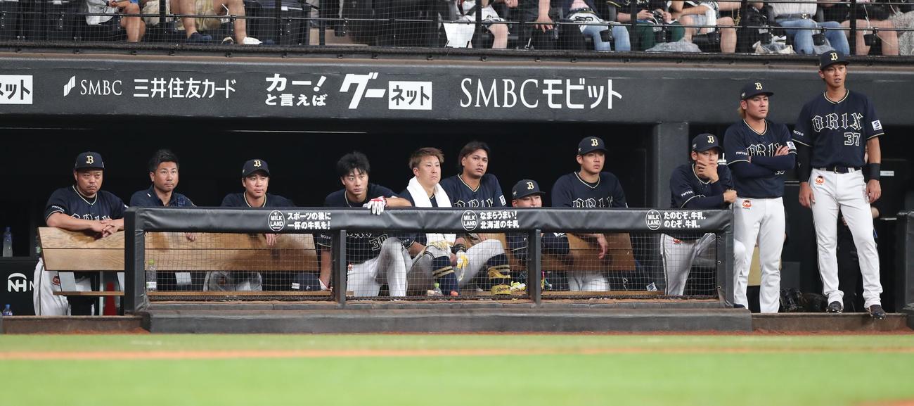 日本ハム対オリックス　ベンチで試合を見つめるオリックスナイン（撮影・黒川智章）