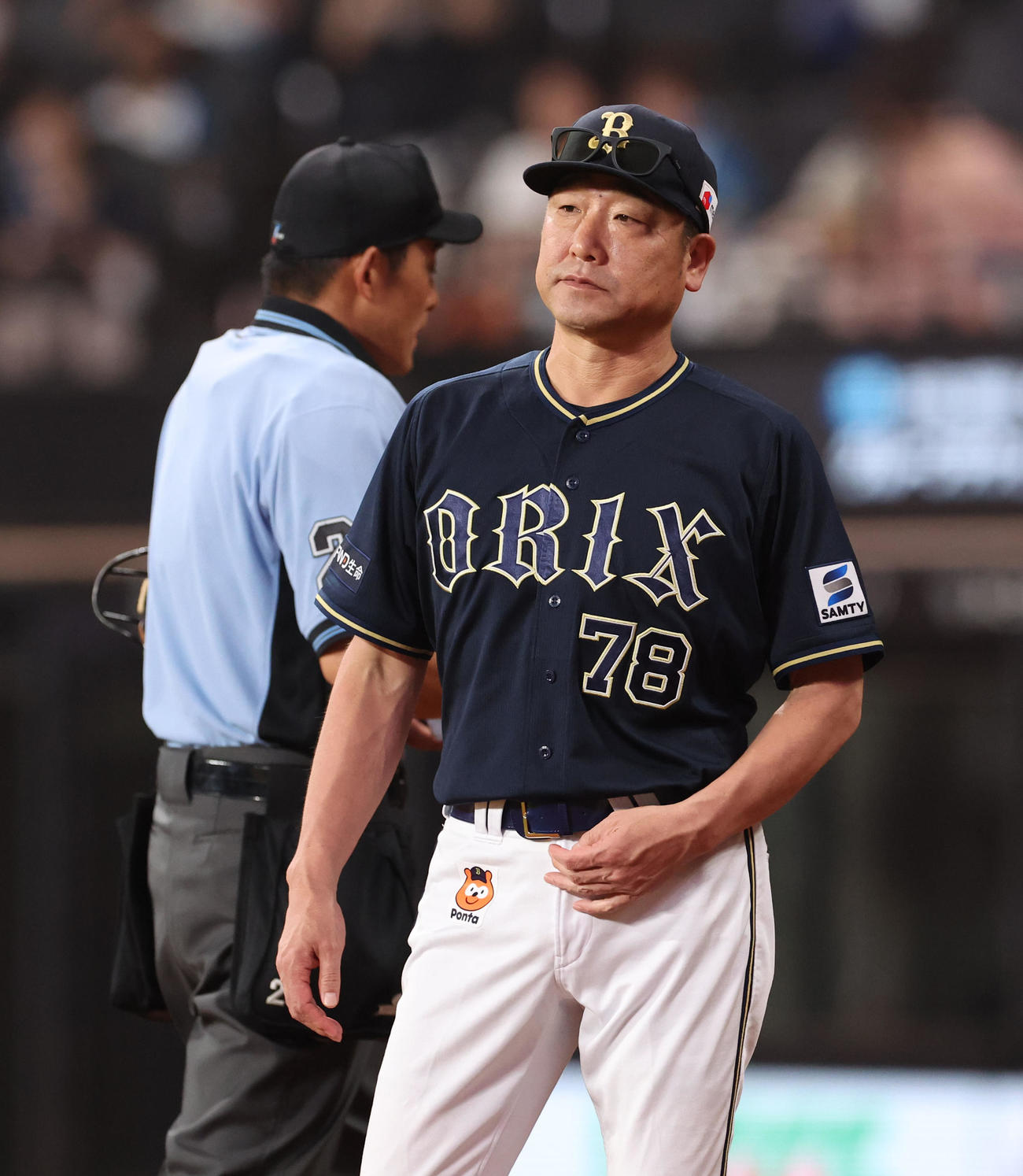日本ハム対オリックス　選手交代を告げるオリックス中嶋監督（撮影・佐藤翔太）