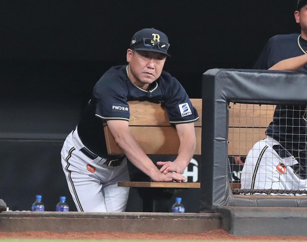 日本ハム対オリックス　ベンチで試合を見つめる中嶋監督（撮影・黒川智章）