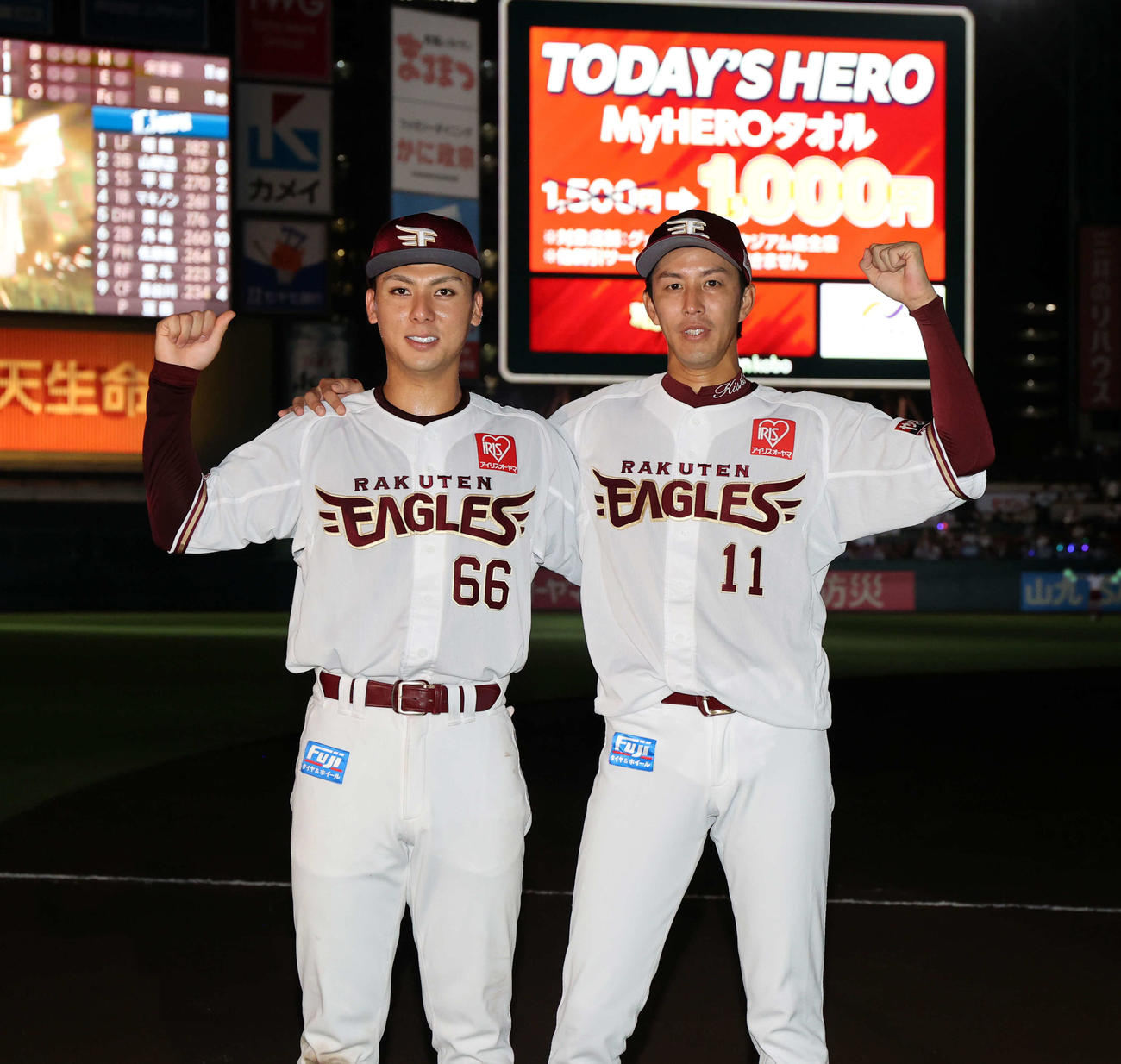 楽天対西武　ヒーローインタビューを終え、笑顔でガッツポーズする楽天村林（左）と岸（撮影・浅見桂子）