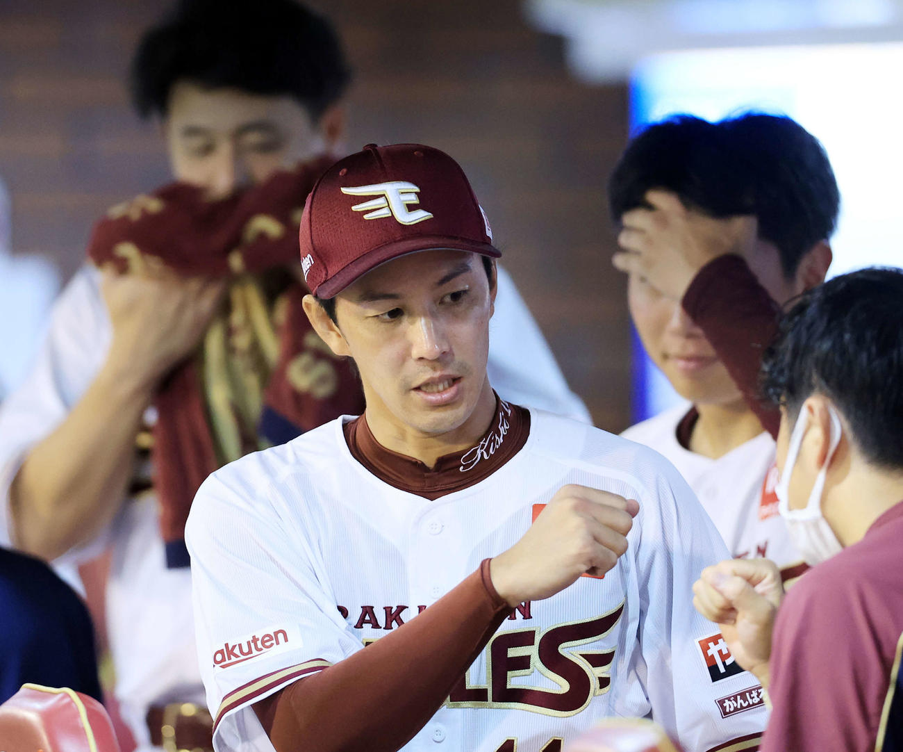 楽天対西武　4勝目を挙げ、ベンチでナインとグータッチする楽天岸（撮影・浅見桂子）