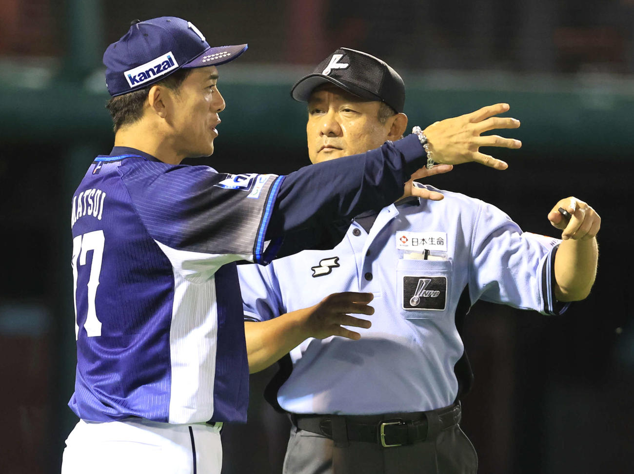 楽天対西武　5回表西武2死一、二塁、長谷川の左前打での三塁走塁妨害について抗議する松井監督（左）（撮影・浅見桂子）