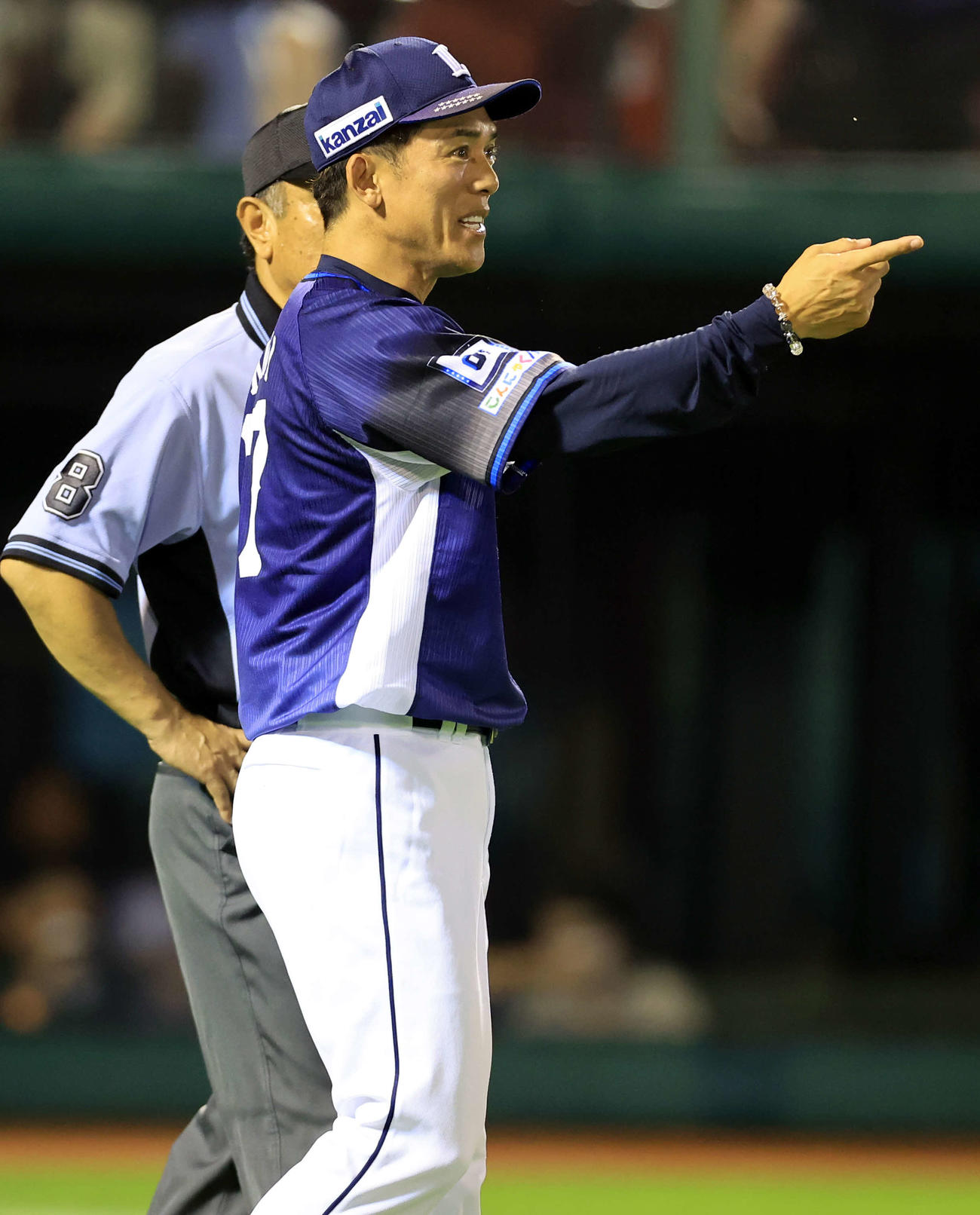 楽天対西武　5回表西武2死一、二塁、長谷川の左前打での三塁走塁妨害について抗議する松井監督（手前）（撮影・浅見桂子）