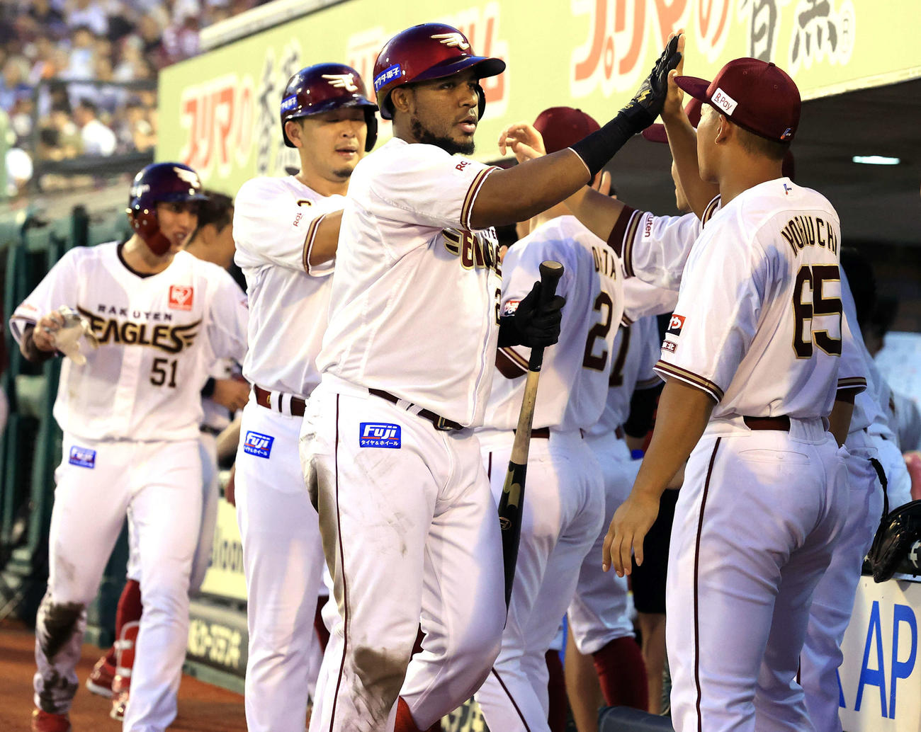 楽天対西武　4回裏楽天1死二、三塁、フランコ（中央）は左越え3点本塁打を放ち、ナインとハイタッチ（撮影・浅見桂子）
