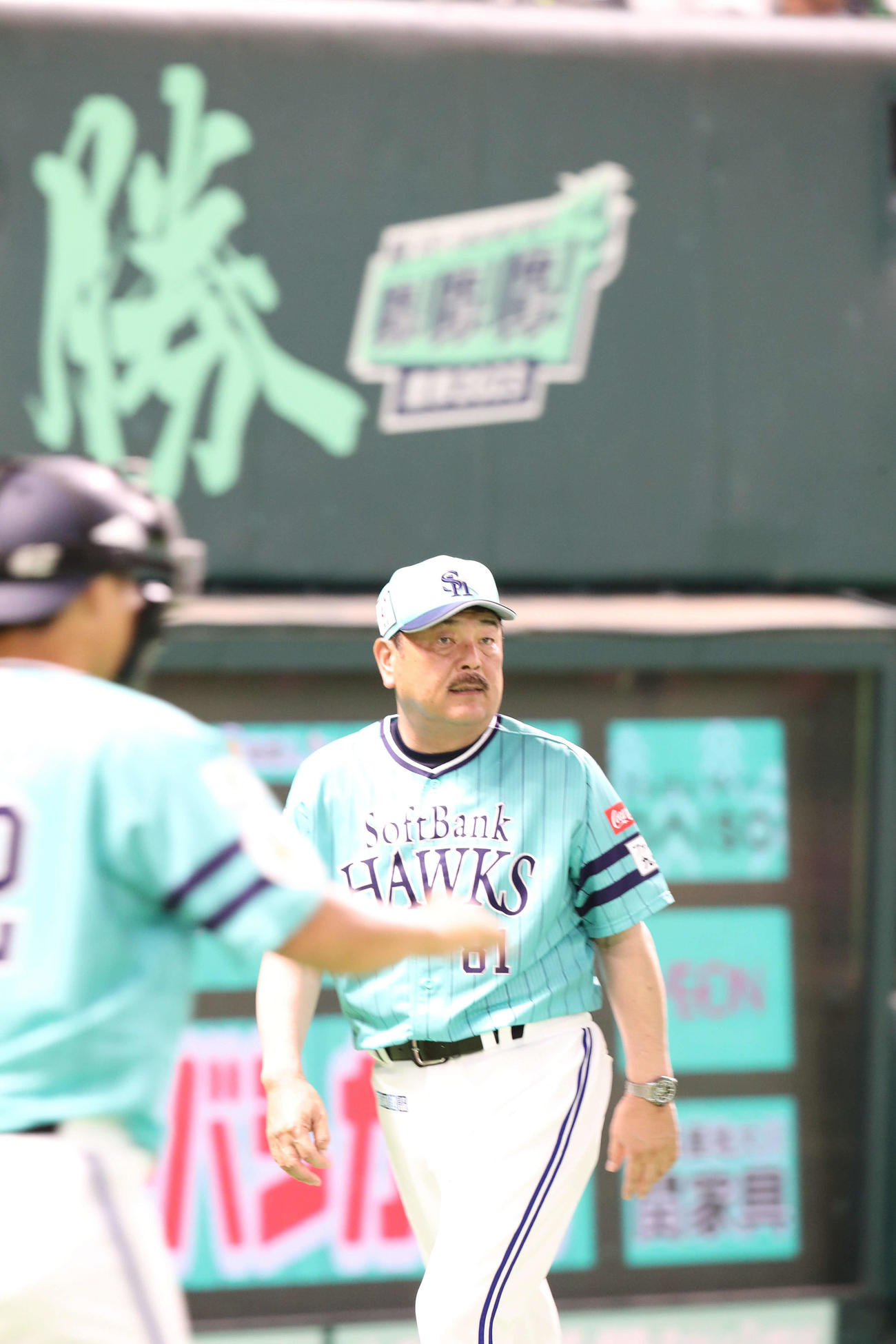 ソフトバンク対ロッテ　投手交代を球審に告げた藤本監督（撮影・梅根麻紀）