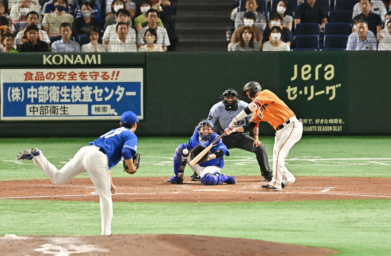 巨人対中日　3回裏巨人2死二塁、坂本は中前適時打を放つ。投手砂田（撮影・滝沢徹郎）