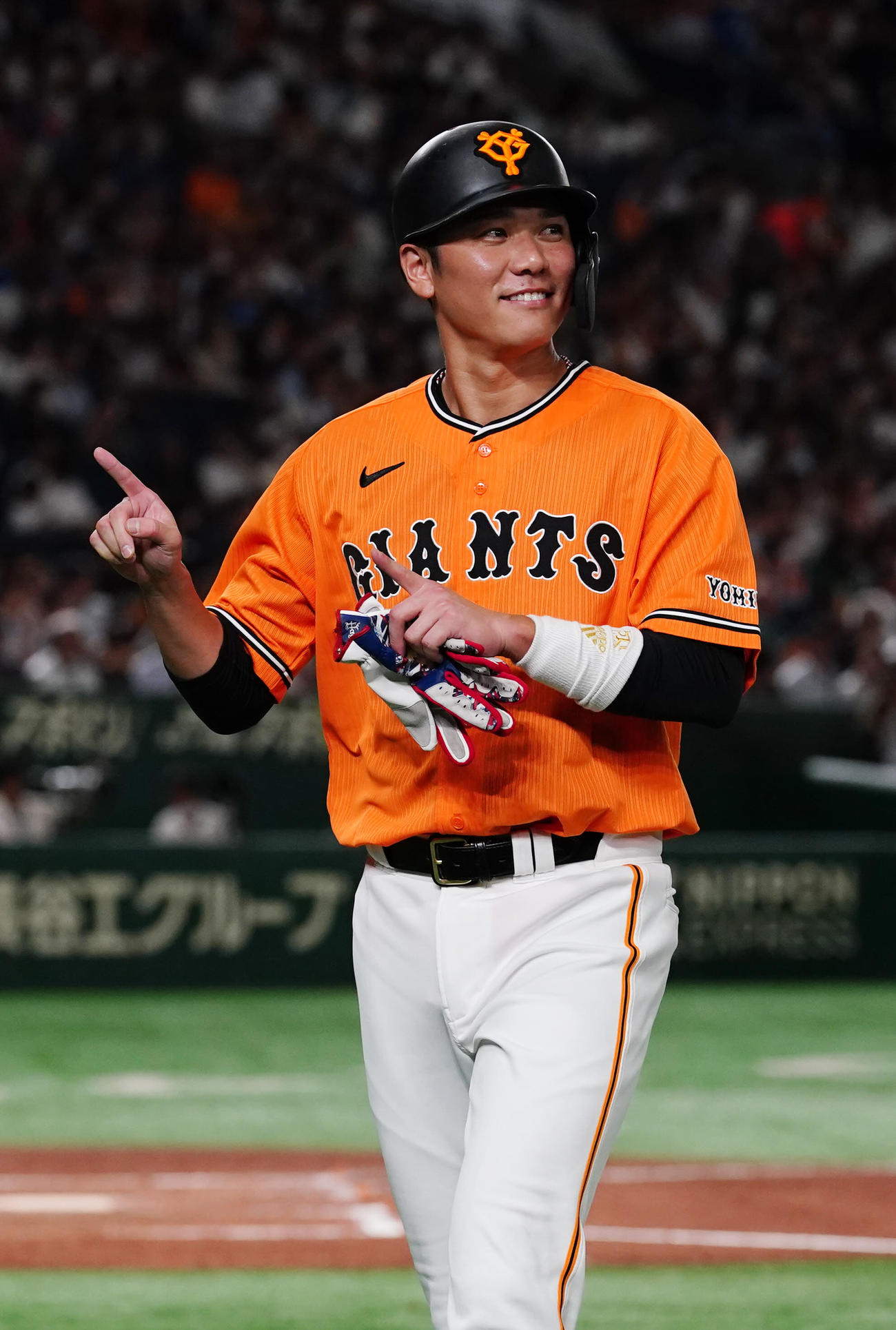 巨人対中日　3回裏終了後、笑顔を見せながらベンチに引き揚げる巨人坂本（撮影・江口和貴）