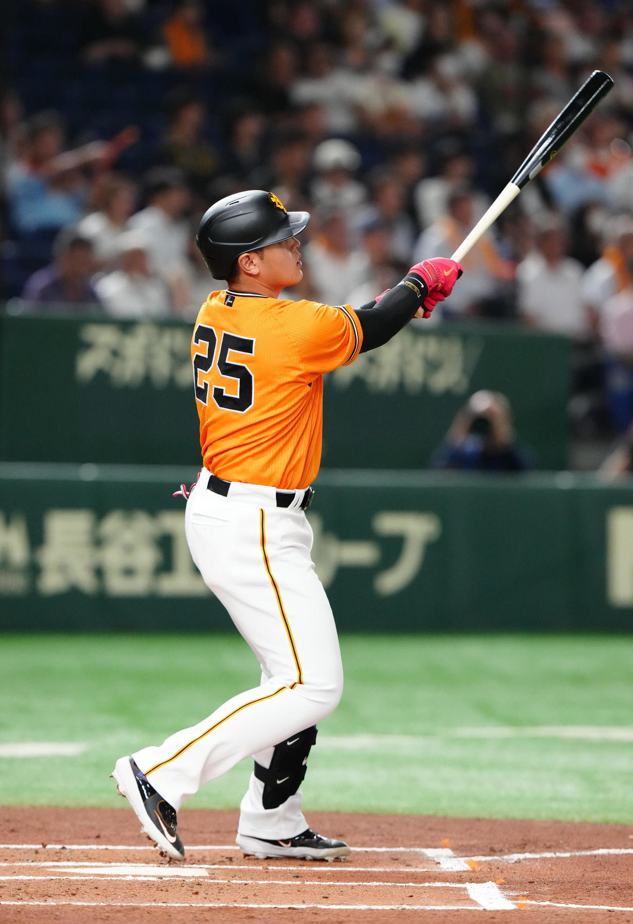 巨人対中日　1回裏巨人1死一、二塁、3点本塁打を放つ岡本和（撮影・江口和貴）