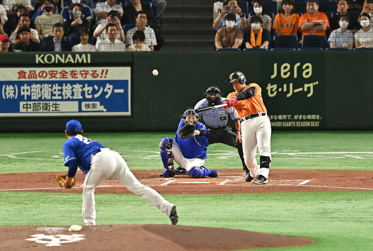 巨人対中日　1回裏巨人1死一、二塁、岡本和は右中間へ3点本塁打を放つ。投手涌井（撮影・滝沢徹郎）