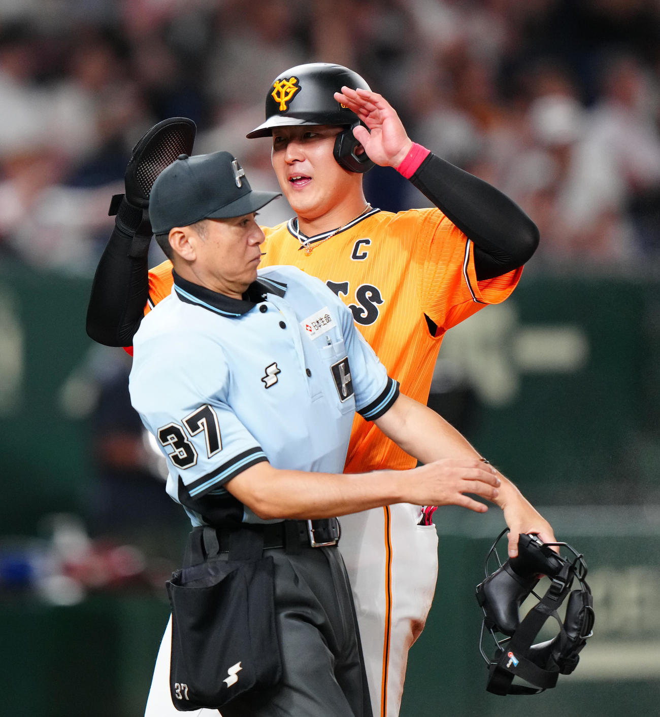 巨人対中日　8回裏巨人2死二塁、丸の適時打で生還した岡本和（右）は有隅球審とぶつかりそうになる（撮影・江口和貴）