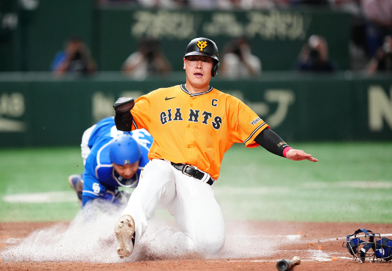 巨人対中日　8回裏巨人2死二塁、丸の適時打で生還する岡本和（撮影・江口和貴）