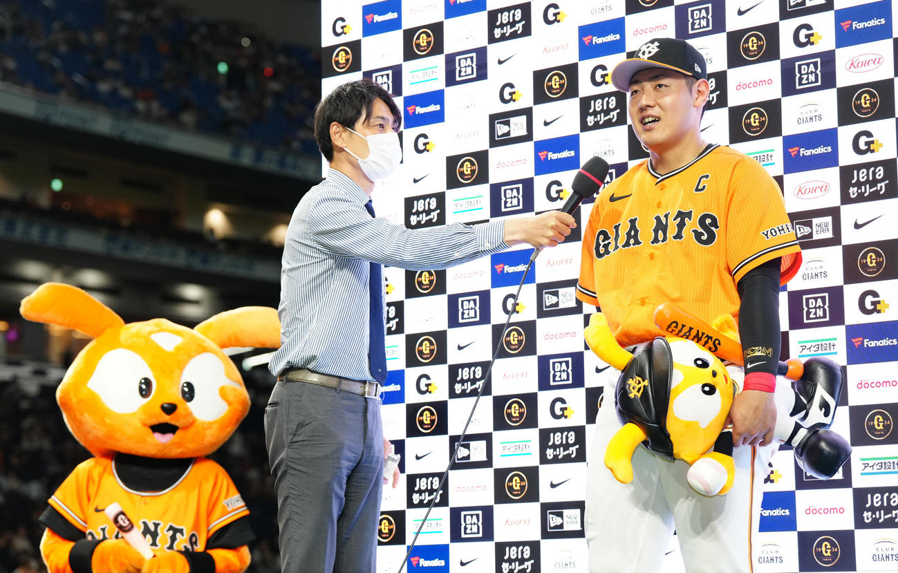 巨人対中日　試合後、インタビューを受ける巨人岡本和（右）（撮影・江口和貴）