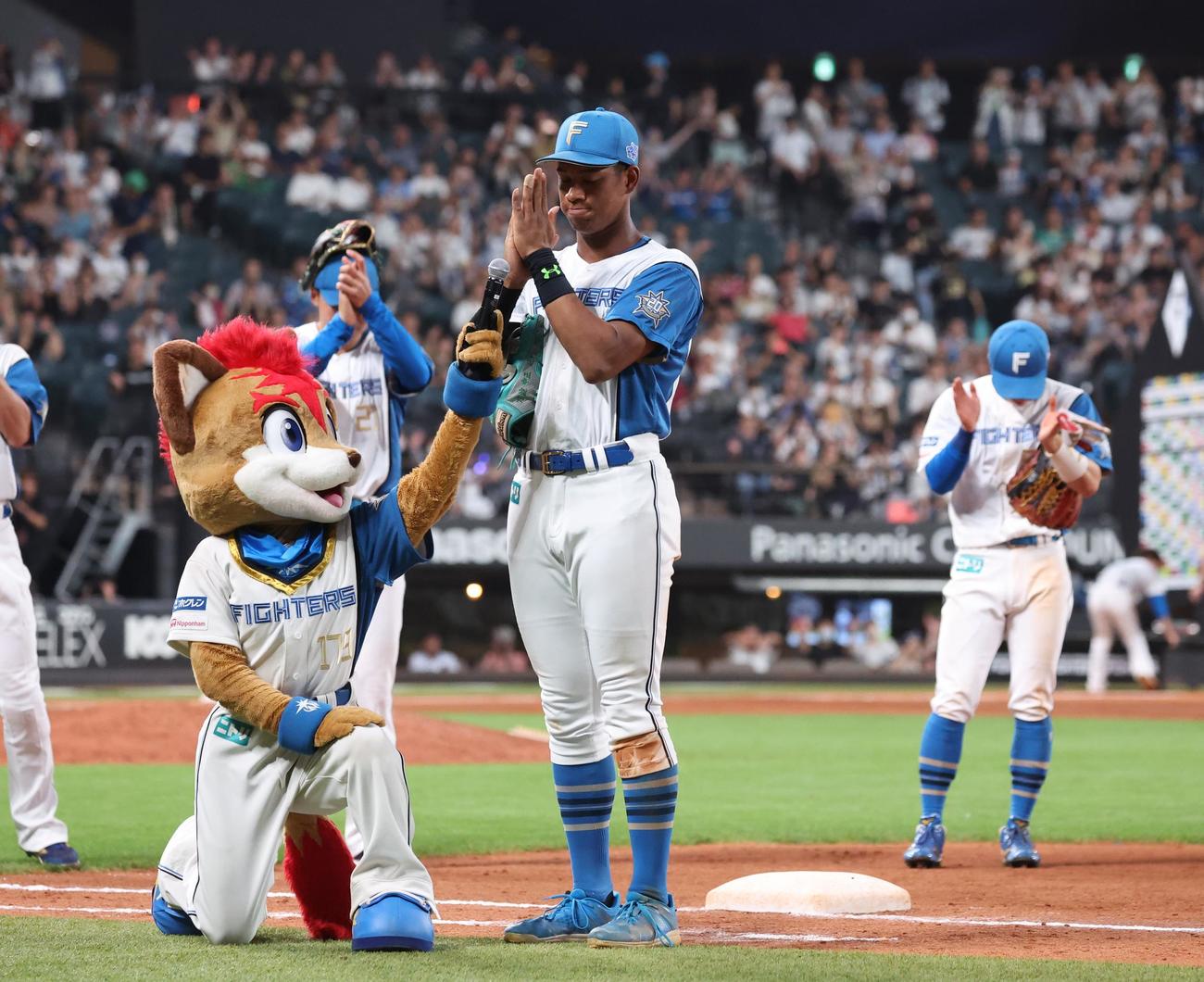 日本ハム対オリックス　試合後、一丁締めする万波（撮影・黒川智章）