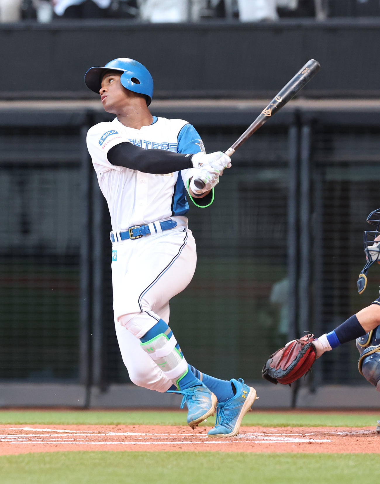 日本ハム対オリックス　1回裏日本ハム2死一塁、万波は右前打を放つ（撮影・佐藤翔太）