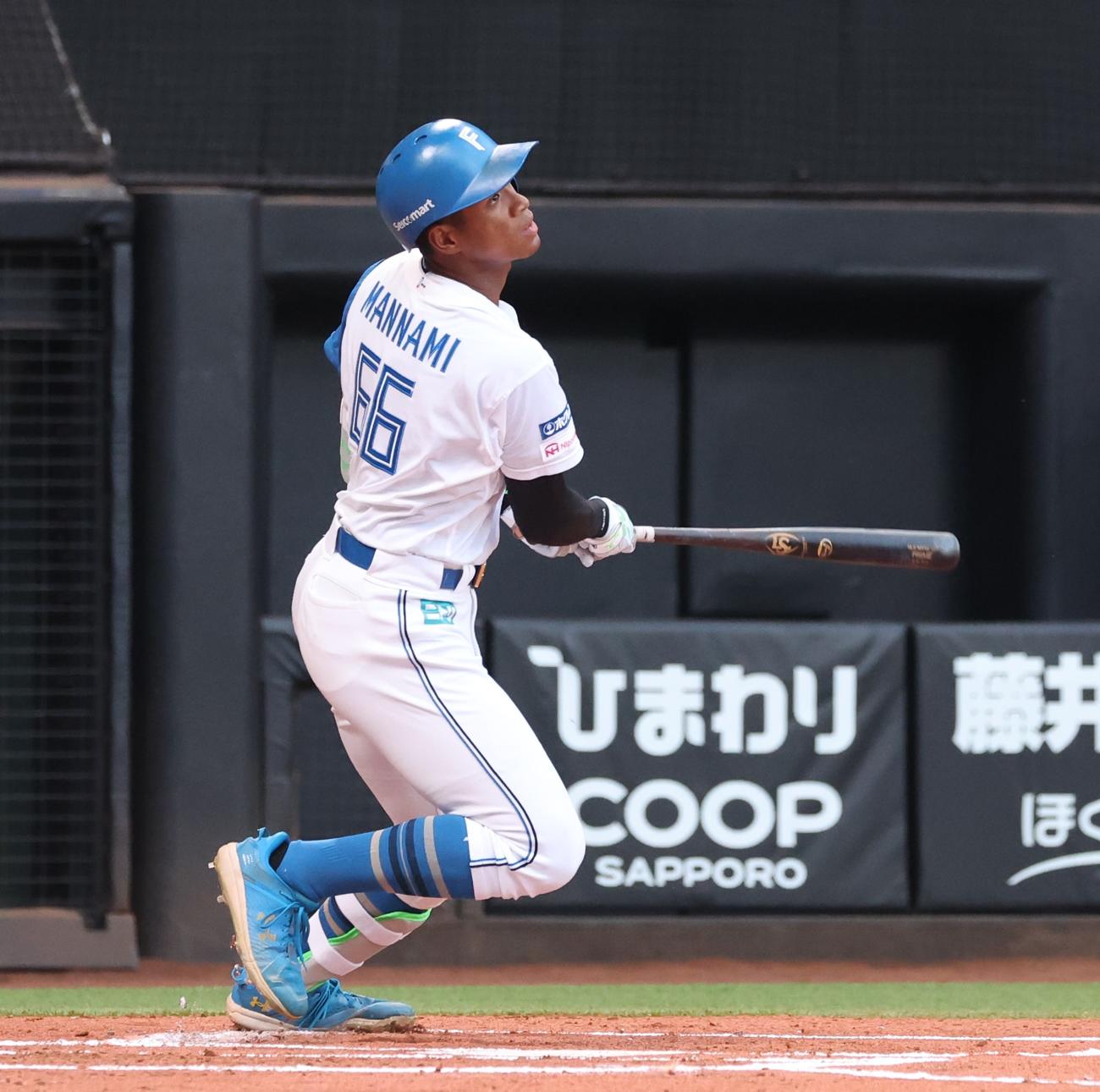 日本ハム対オリックス　1回裏日本ハム2死一塁、右前打を放つ万波（撮影・黒川智章）