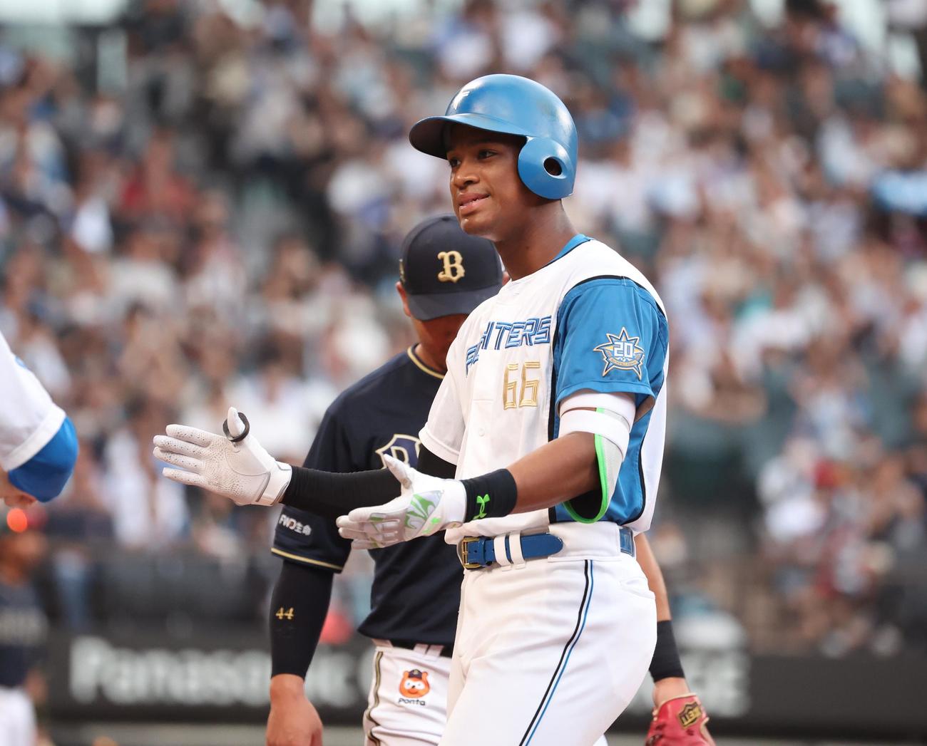 日本ハム対オリックス　1回裏日本ハム2死一塁、右前打を放つ万波（撮影・黒川智章）