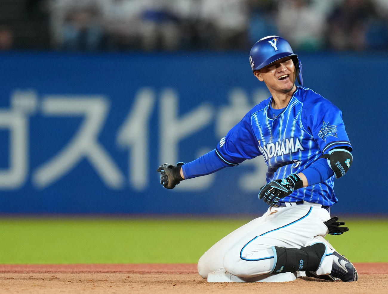 ヤクルト対DeNA 8回表DeNA2死三塁、左翼線へ適時二塁打を放ち拳を振り上げ笑顔を見せる大和（撮影・横山健太）