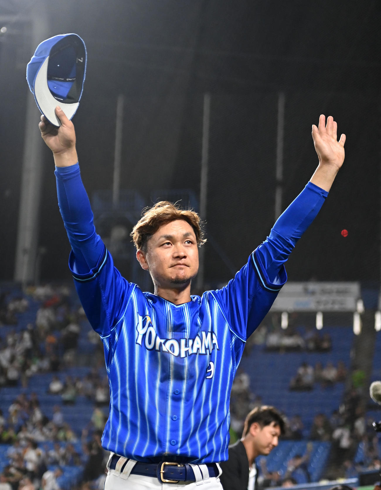 ヤクルト対DeNA　声援に応えるDeNA大和（撮影・横山健太）