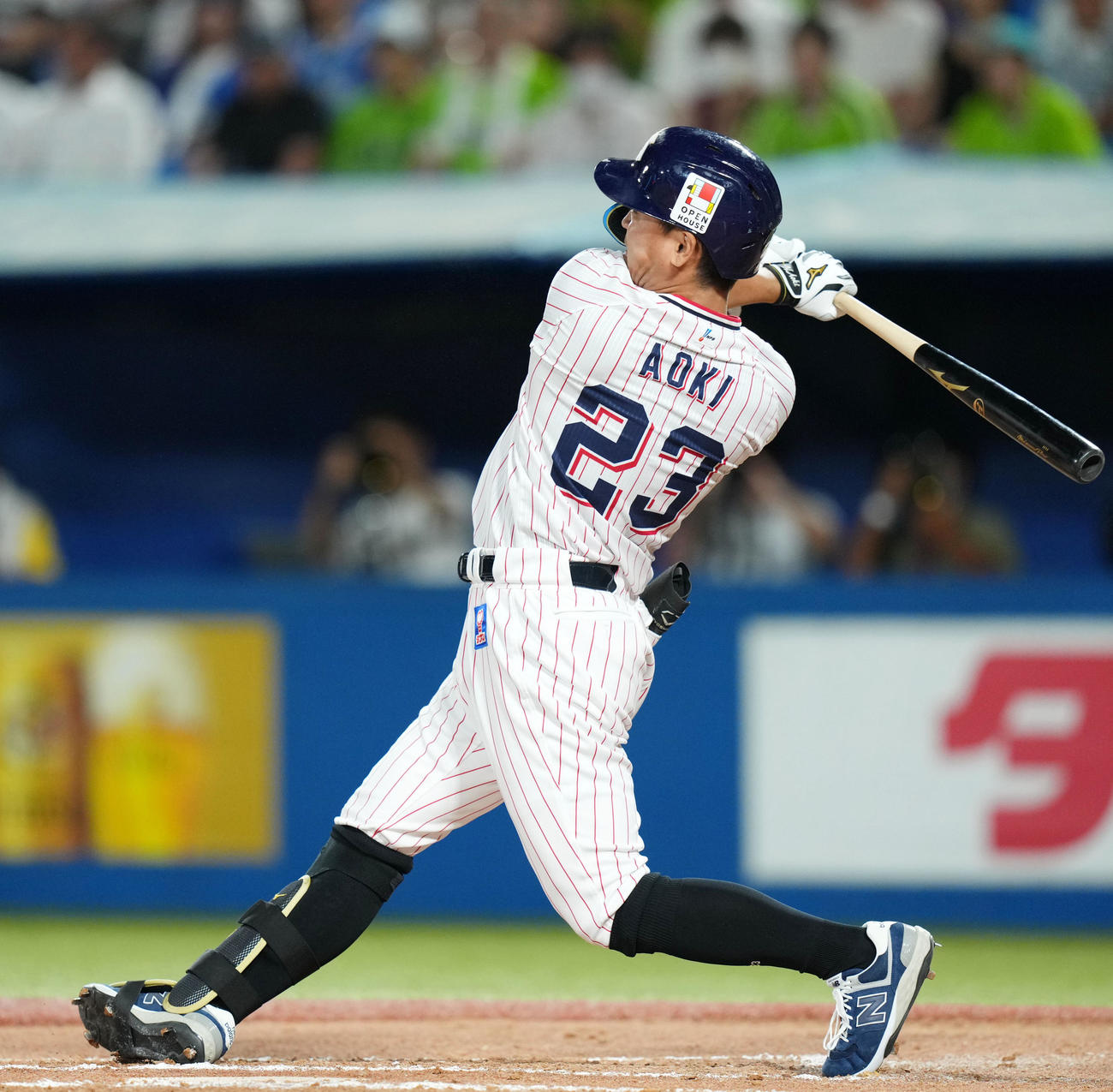 ヤクルト対DeNA 6回裏ヤクルト1死一、二塁、右越え3点本塁打を放つ青木（撮影・横山健太）