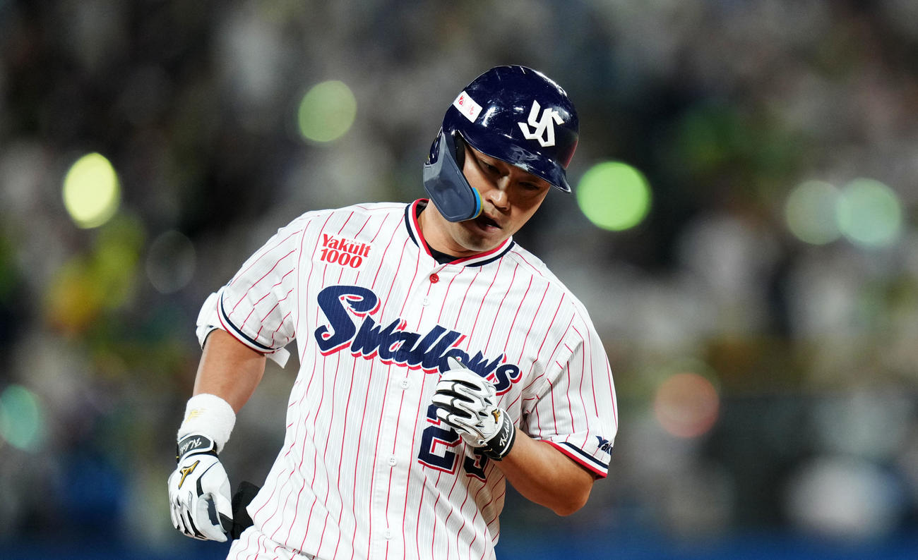 ヤクルト対DeNA 6回裏ヤクルト1死一、二塁、右越え3点本塁打を放つ青木（撮影・横山健太）