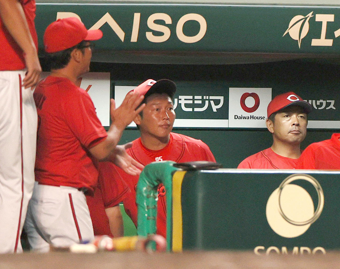 阪神対広島　広島新井監督（中央）は阪神に敗れグラウンドを見つめる（撮影・上山淳一）