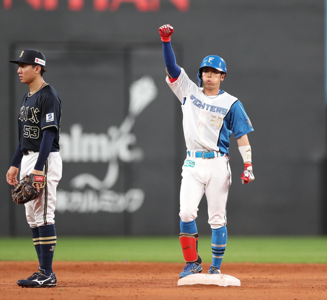 日本ハム対オリックス　4回裏日本ハム2死二、三塁、左前2点適時打を放ちガッツポーズの五十幡（撮影・黒川智章）