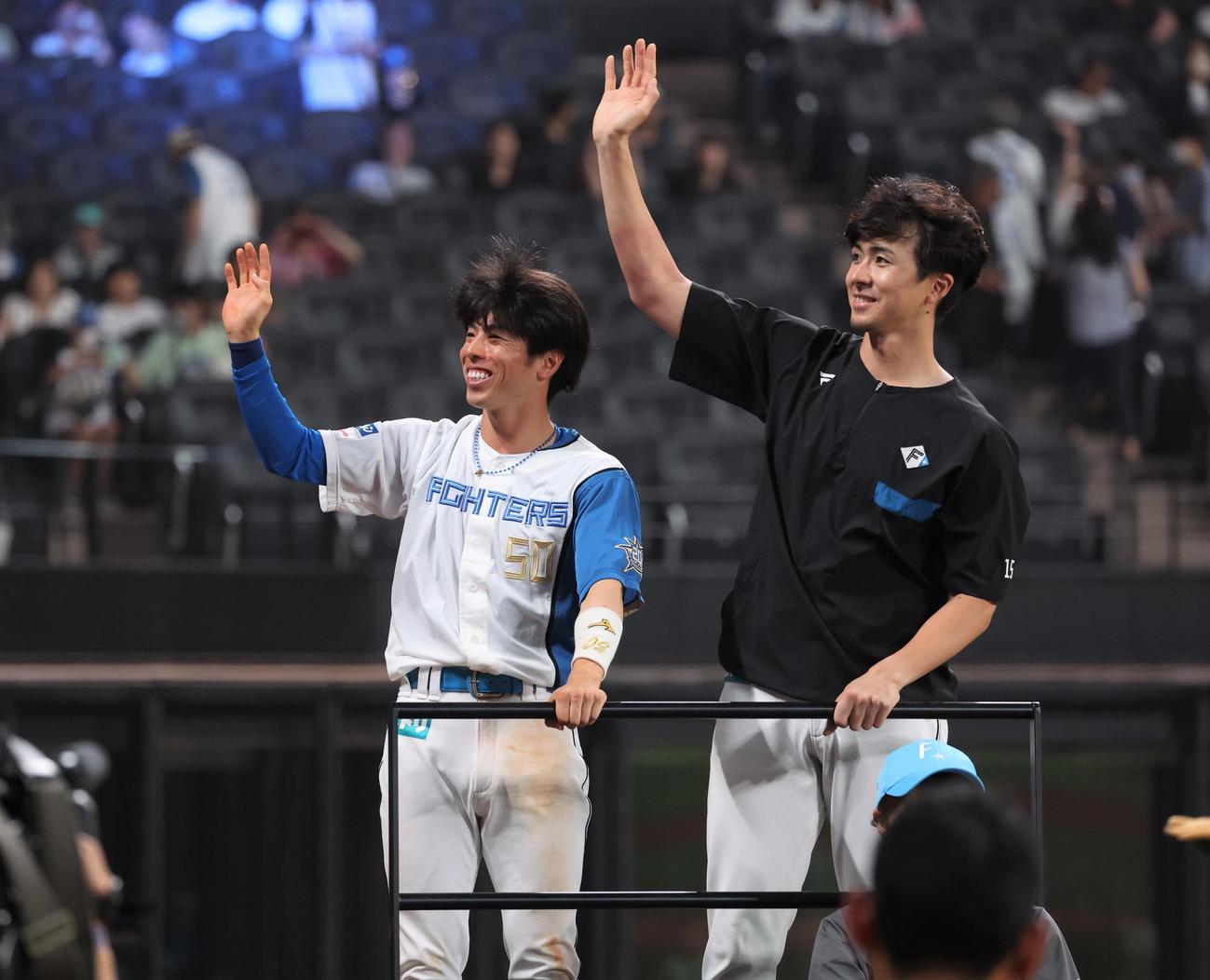日本ハム対オリックス　試合後、スタンドに手を振る五十幡（左）と上沢（撮影・黒川智章）