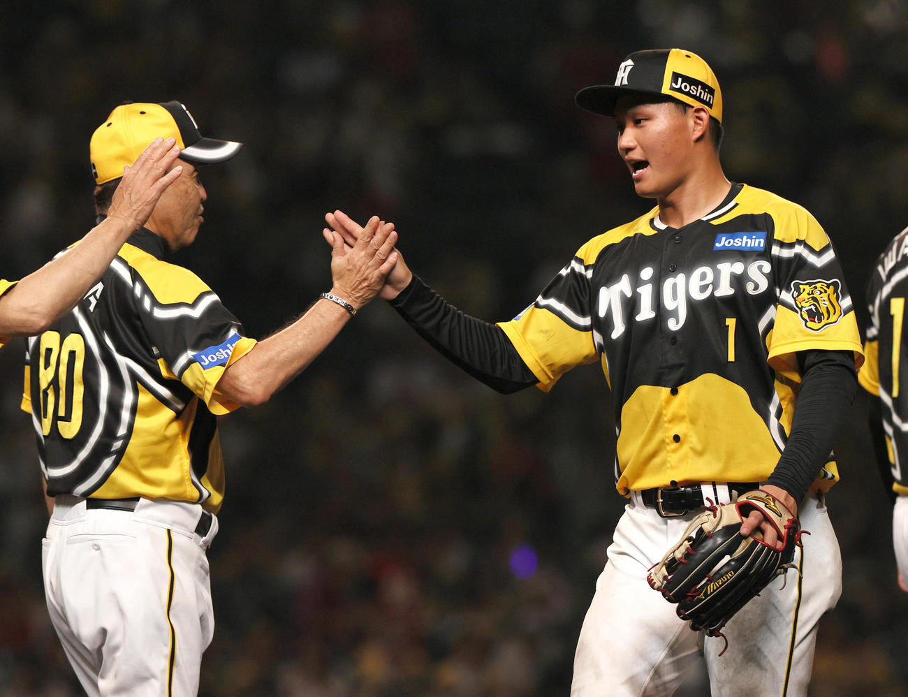 阪神対広島　広島に勝利し、阪神岡田監督（左）とタッチををかわす阪神森下（撮影・上山淳一）