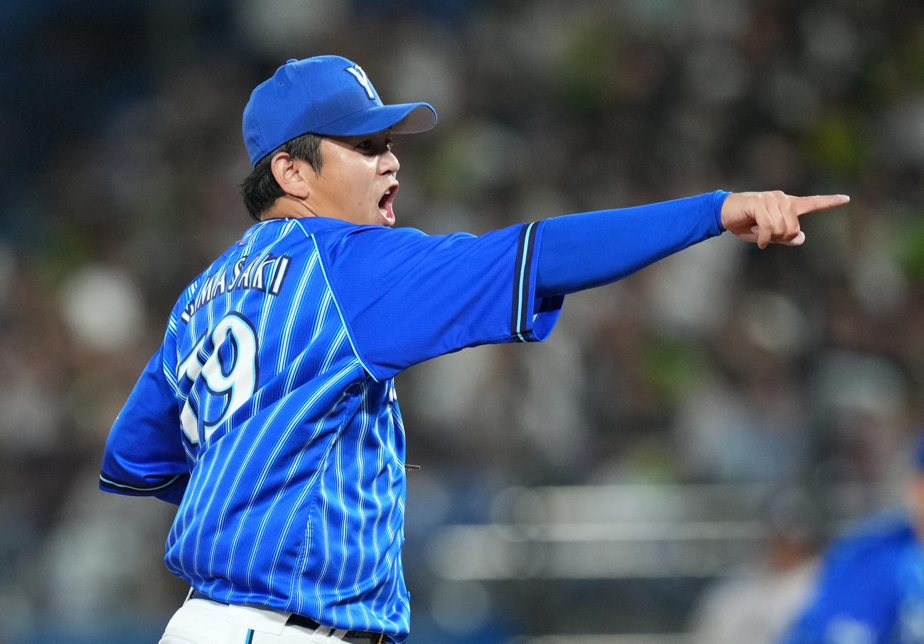 ヤクルト対DeNA 7回裏から登板したDeNA山崎（撮影・横山健太）
