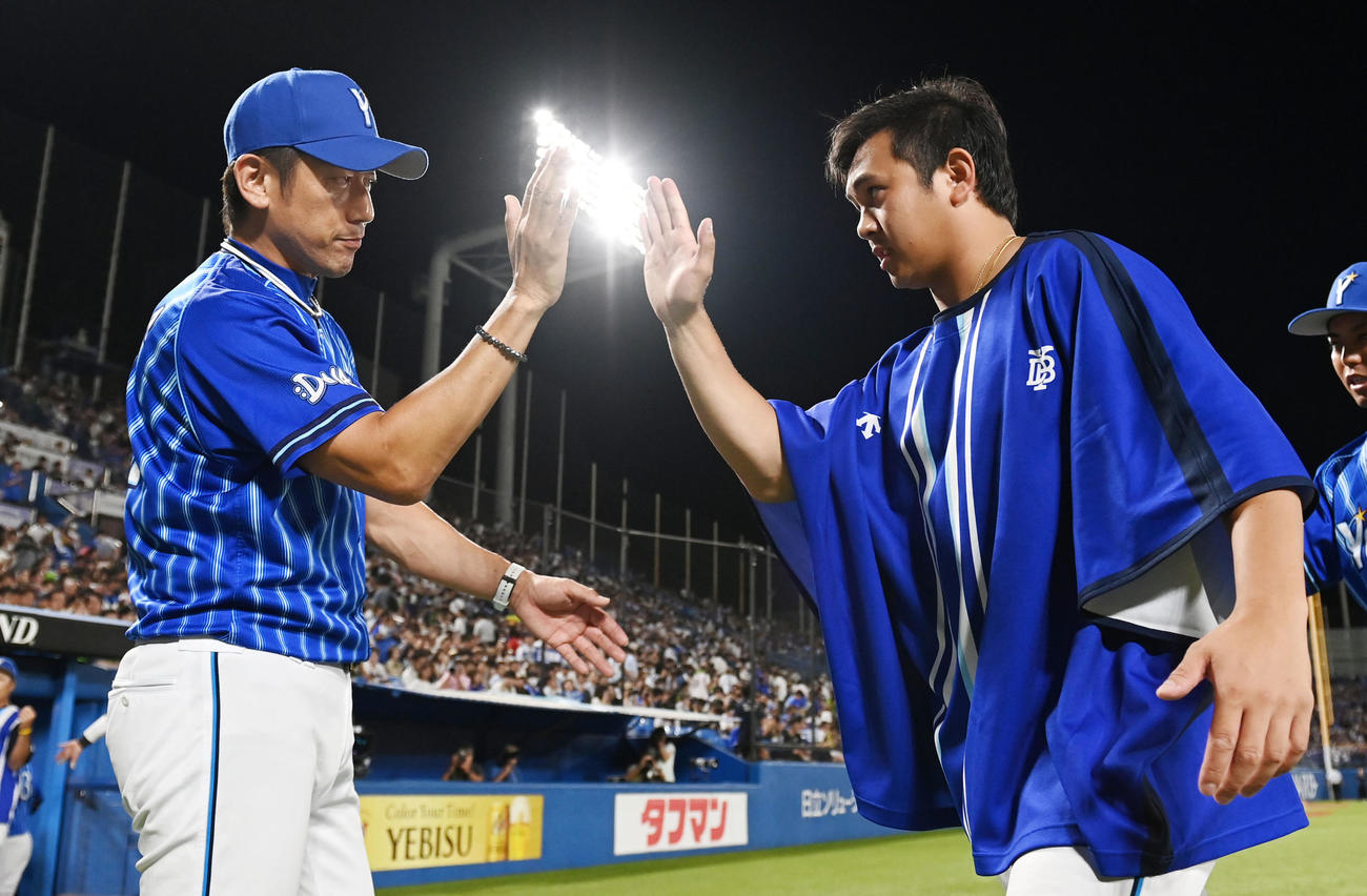 ヤクルト対DeNA　ヤクルトに勝利しタッチを交わすDeNA三浦監督（左）と山崎（撮影・横山健太）