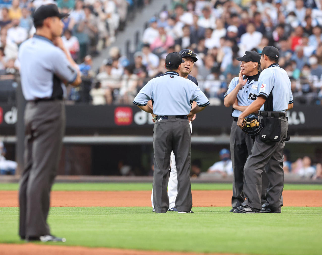 日本ハム対オリックス　1回裏終了時、山下のボークの判定に審判団と話し合う中嶋監督（撮影・佐藤翔太）