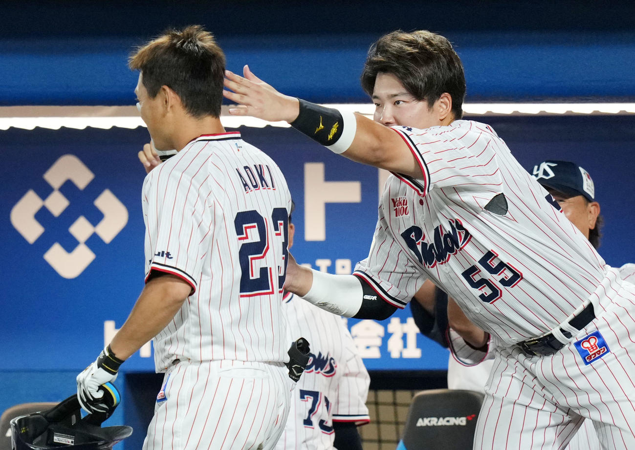 ヤクルト対DeNA 6回裏ヤクルト1死一、二塁、村上（右）は先日の広島戦で死球を受けながらも右越え3点本塁打を放った青木の頭をさわり祝福する（撮影・横山健太）