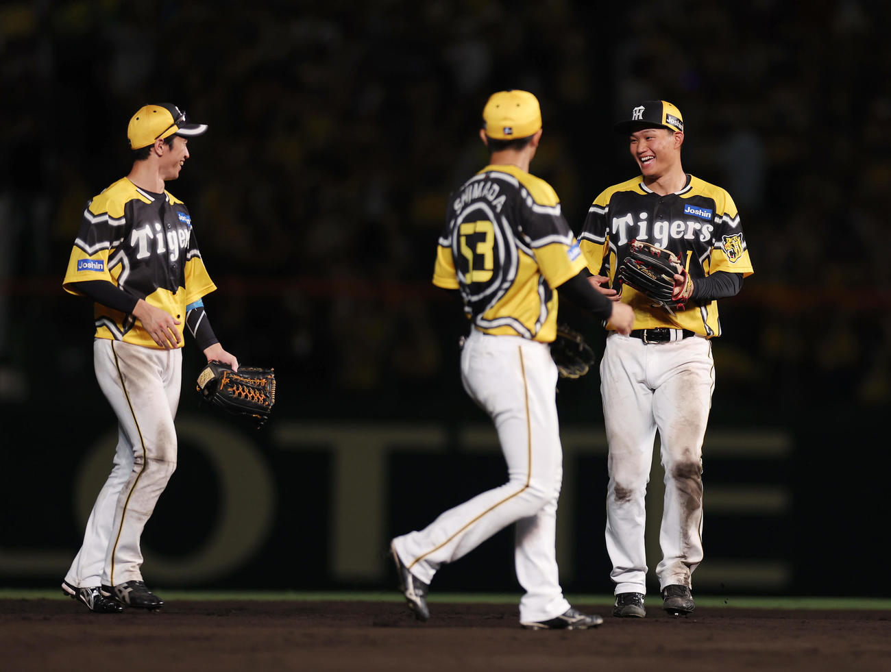 阪神対広島　広島に勝利し、笑顔を見せる阪神森下（右）と近本（左）、島田（撮影・前田充）