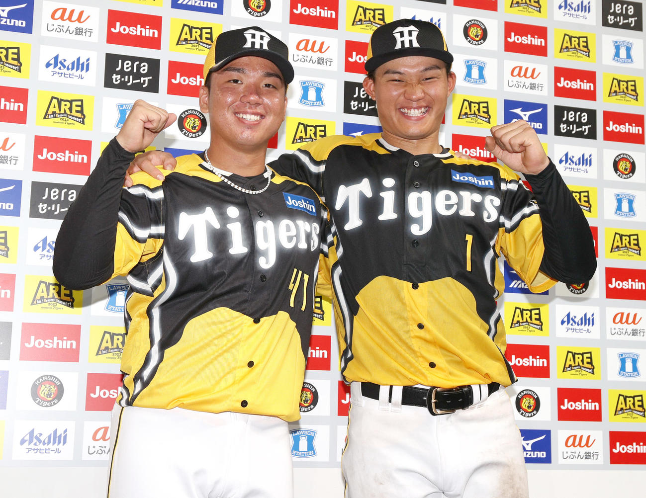 阪神対広島　ヒーローインタビュー後、笑顔で記念撮影する村上（左）と森下（撮影・上山淳一）