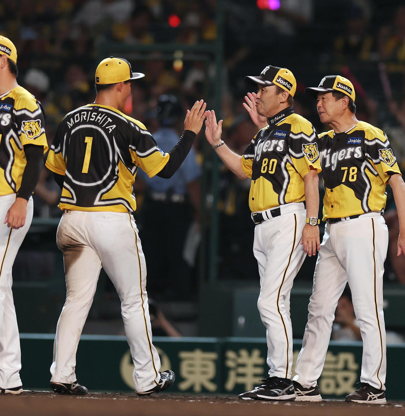 阪神対広島　広島に勝利し森下（左）を出迎える岡田監督（中央）（撮影・前田充）