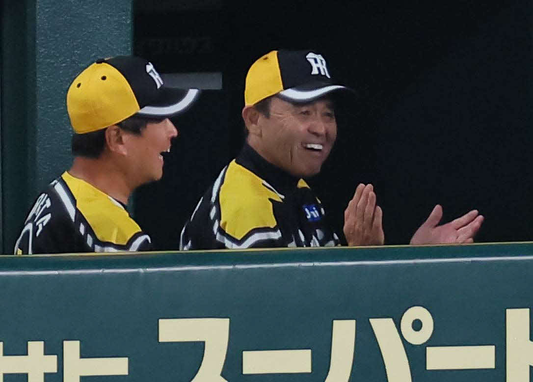 阪神対広島　6回裏阪神2死満塁、岡田監督（右）は中野の適時打に拍手を送る（撮影・上田博志）