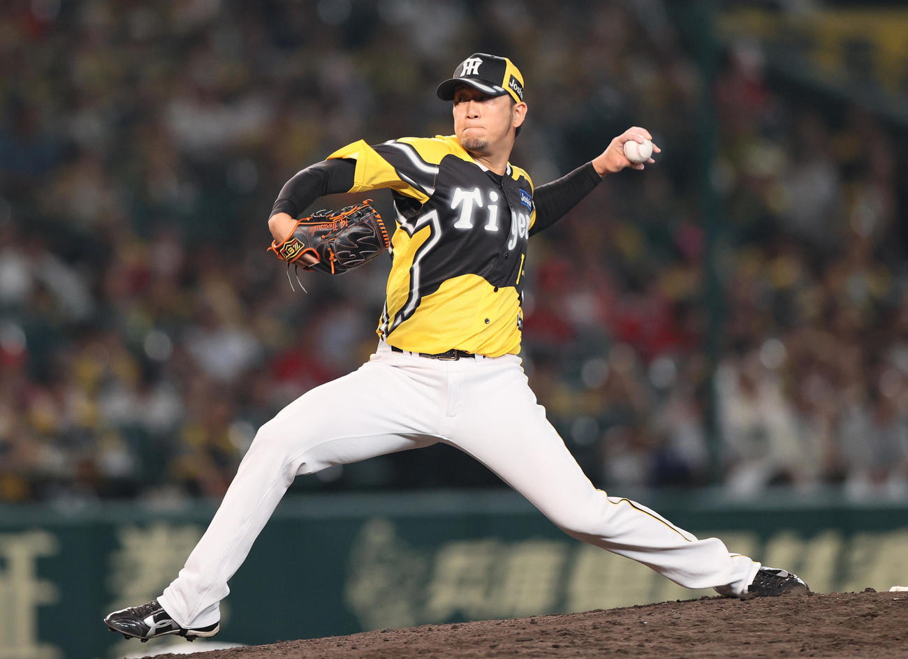 阪神対広島　8回、阪神2番手で登板の岩貞（撮影・上山淳一）
