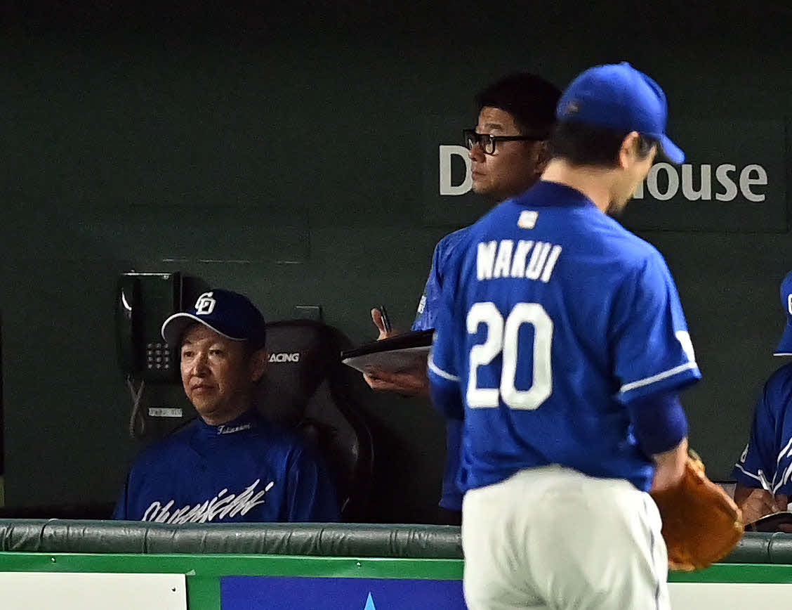 巨人対中日　2回裏、交代しベンチへ引き揚げる中日先発涌井の後方で浮かない表情の立浪監督（撮影・滝沢徹郎）