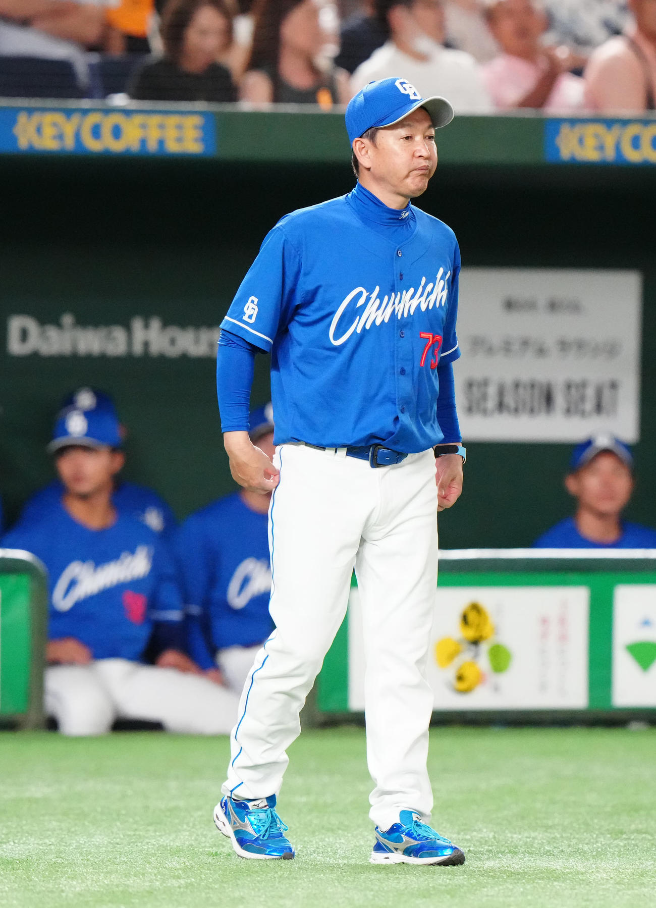巨人対中日　2回裏途中、中日先発涌井の降板を告げに向かう立浪監督（撮影・江口和貴）