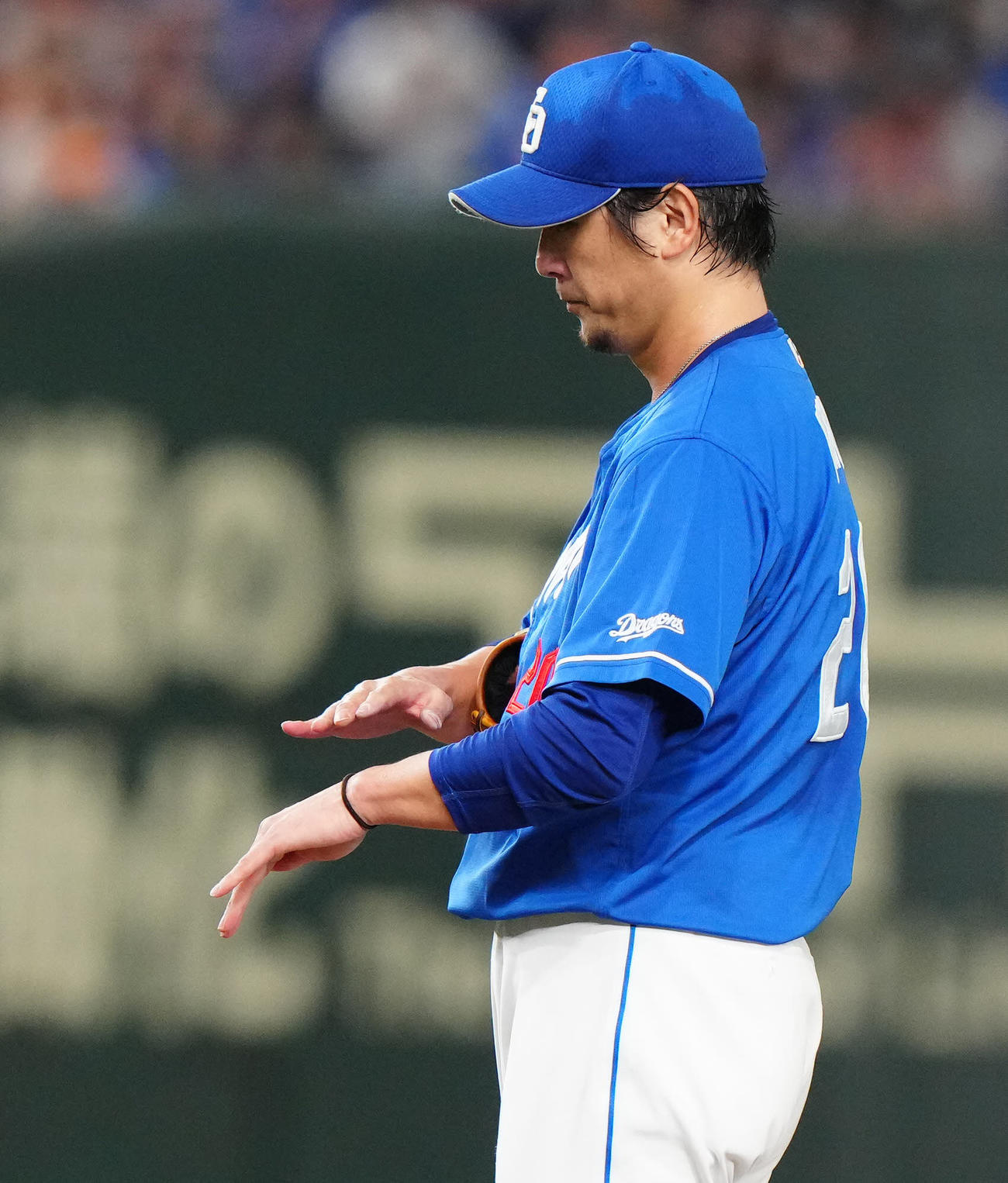 巨人対中日　2回裏途中で降板する中日先発の涌井（撮影・江口和貴）