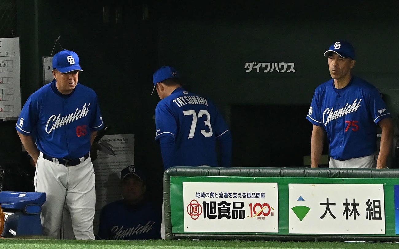 巨人対中日　試合に敗れベンチ裏へ引き揚げる中日立浪監督（中央）（撮影・滝沢徹郎）