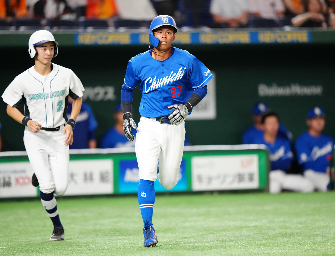 巨人対中日　9回表中日1死一塁、代走で出場する樋口（右）（撮影・江口和貴）