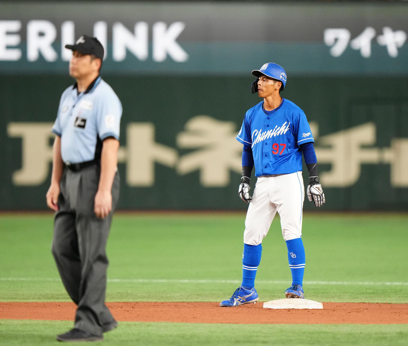 巨人対中日　9回表、二塁へ進塁した中日樋口（右）（撮影・江口和貴）