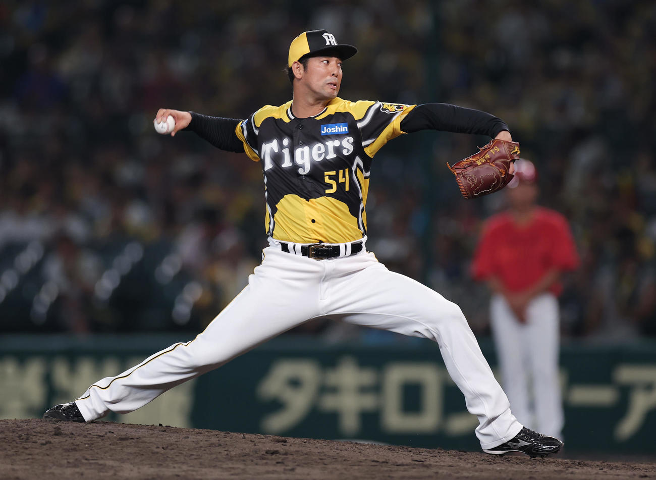 阪神対広島　阪神3番手で登板する加治屋（撮影・前田充）