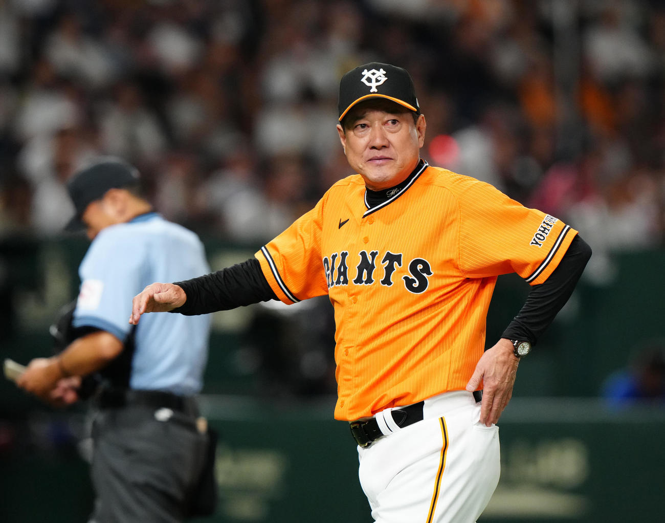 巨人対中日　4回表、巨人先発の井上の降板を告げ、ベンチに引き揚げる原監督（撮影・江口和貴）